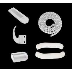 Pakkauksessa silikonisuojat sekä kaapelisuojukset ja koukku laukkuille.  - 3 Pakkauksessa silikonisuojat sekä kaapelisuojukset j